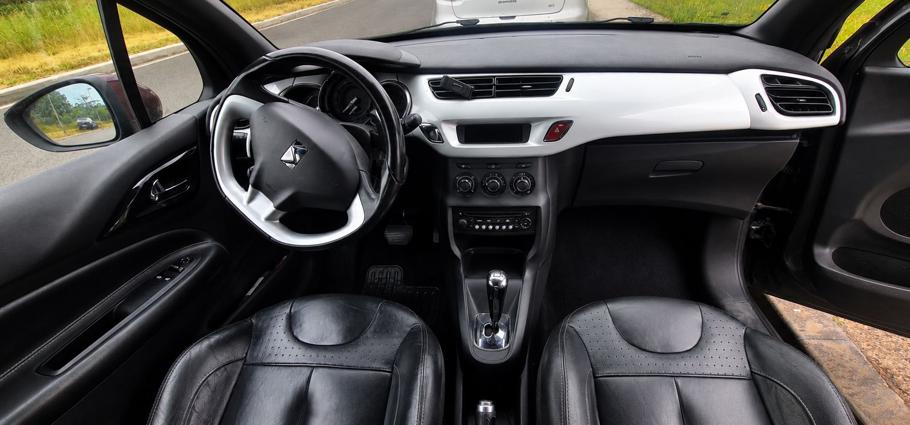 Habitacle de Citroën DS3 après nettoyage, cuirs nourris