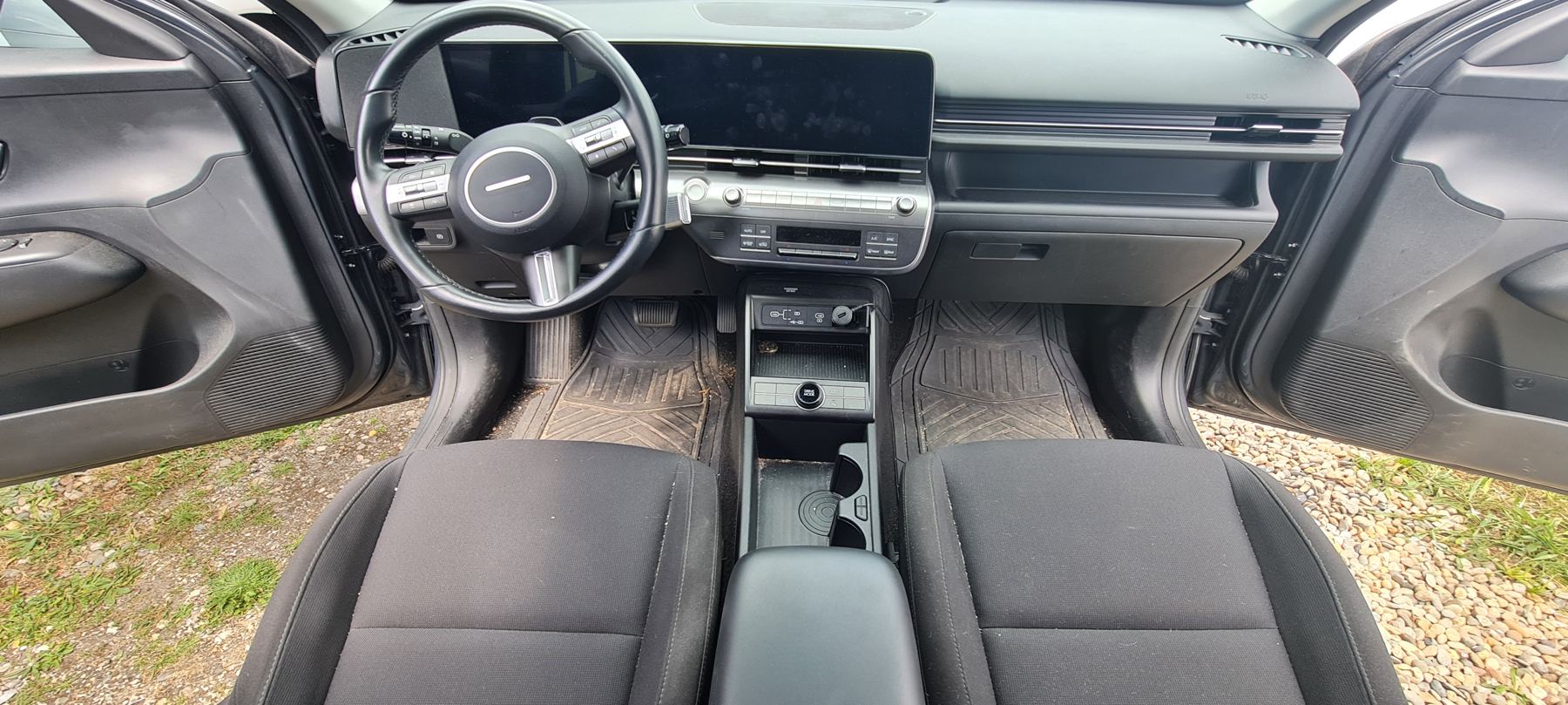 Habitacle de Hyundai Kona avant, tapis boueux